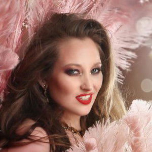 Doe Demure feather fan dance