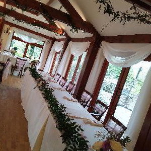 window drapes and table decs