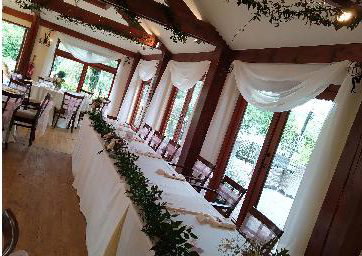 window drapes and table decs