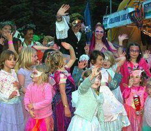 Children with Felicity Fairy at 3 Wishes Festival
