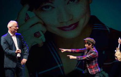 Comedy Stage Magic Show. Corporate Magician Billy Kidd