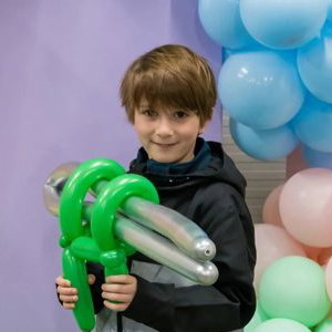 Rainbow Faces Ltd 2024 balloon modellign for an Easter event