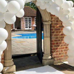 Organic Balloon Garland in Hertfordshire, Bedfordshire, Essex & surrounding areas. 