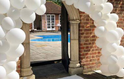 Organic Balloon Garland in Hertfordshire, Bedfordshire, Essex & surrounding areas. 