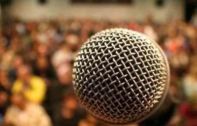 Microphone-with-crowd