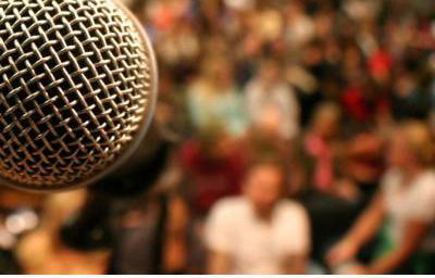 Microphone-with-crowd