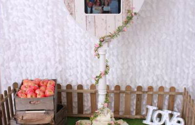 Rustic Booth3