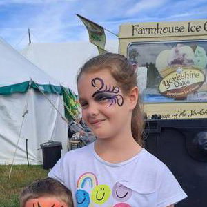 Face paint Egton Show tiger and eye swirl