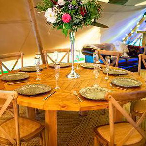 Rustic round table (5'6)