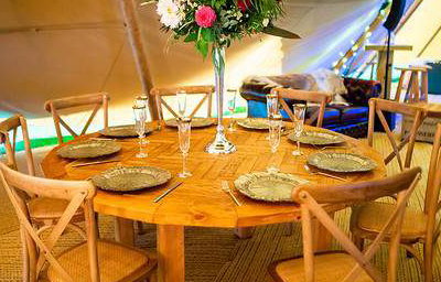 Rustic round table (5'6)