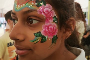 Snazzy Roo Face Painting & Glitter