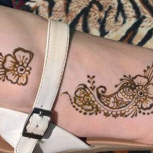 Design applied to go around the footwear 