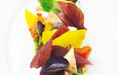 Fresh fig and goat cheese salad with beetroot and ginger bread 