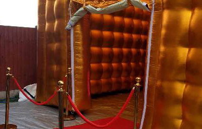 gold cube red carpet
