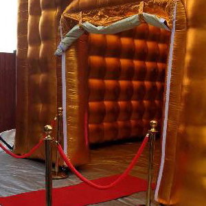 gold cube red carpet