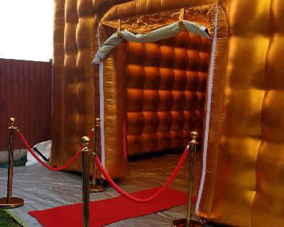 gold cube red carpet