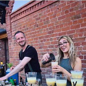 Profesional Cocktail Mixologist 