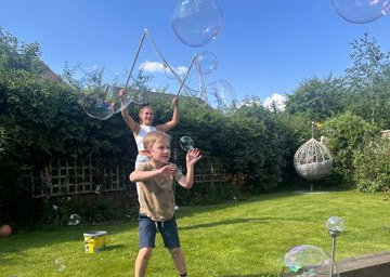 Giant Bubbles 