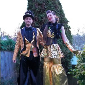 Duo stilt walkers 