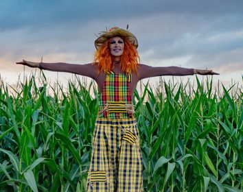 Stilt walker