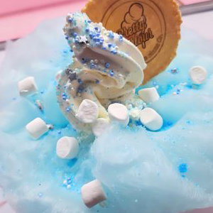 Frozen inspired ice cream with our Tiffany inspired box and branded wafers