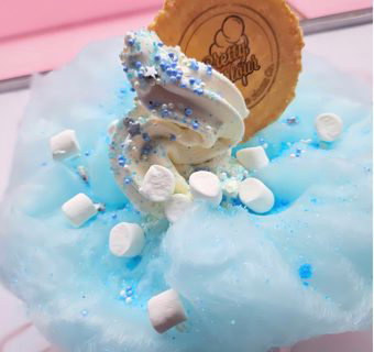 Frozen inspired ice cream with our Tiffany inspired box and branded wafers