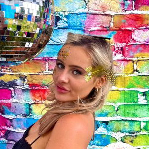 Subtle glitter glamour looks