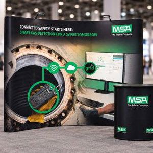 Curved pop-up stand with counter