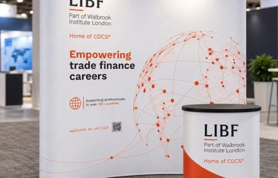 Curved pop-up exhibition backdrop