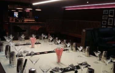 Get everyone mingling and having fun with our COCKTAIL MASTERCLASS